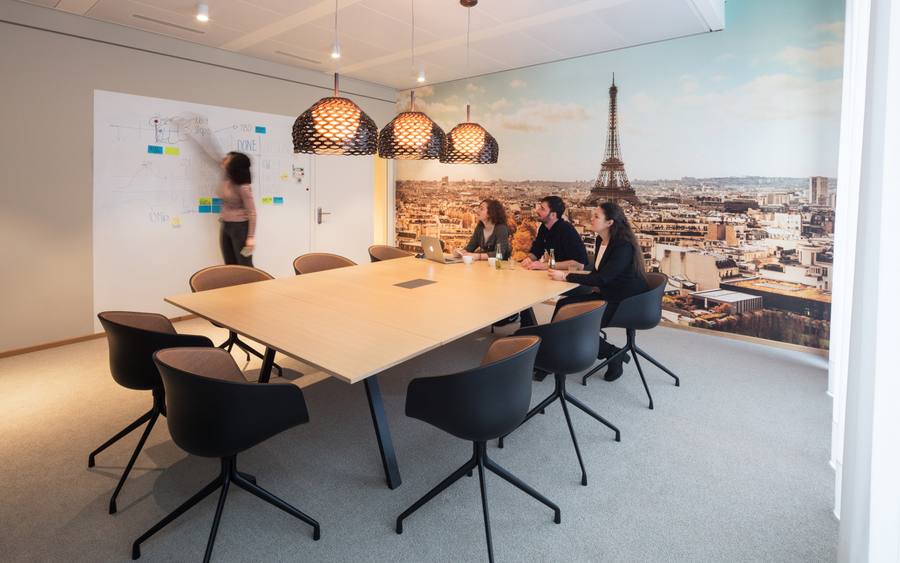 Tokio, Paris, New York: Mit entsprechender Farbgebung, Material- und Tapetenmotivwahl sowie mit Fototapeten bilden die Meeting-Räum einige der internationalen Standorte des Unternehmens ab.