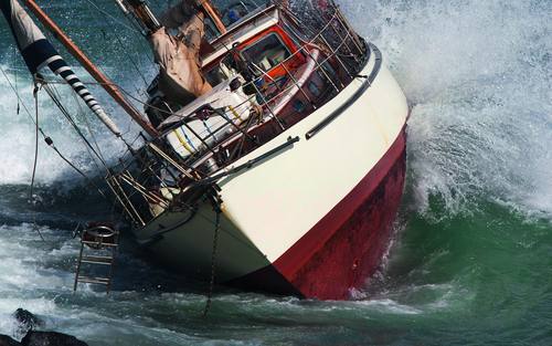 Schiff in Brandung