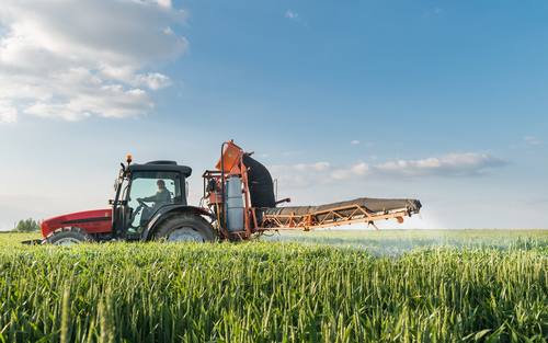 Ein Traktor auf einem Feld