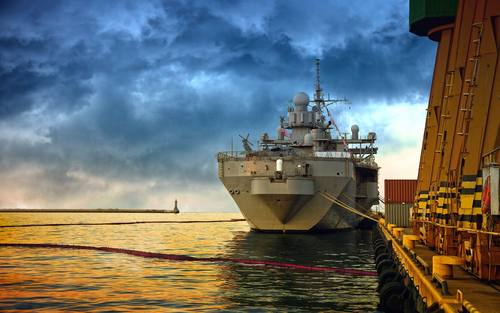 Schiff im Hafen
