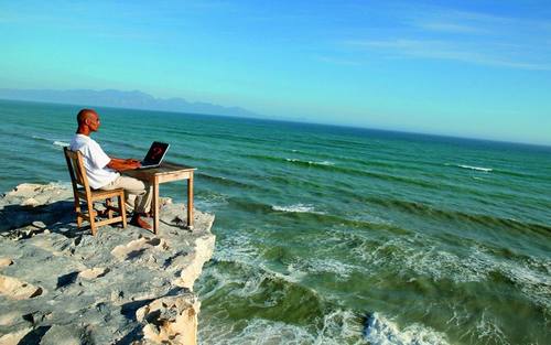 Mann am Meer, Bildquelle: Thinkstock/Goodshoot