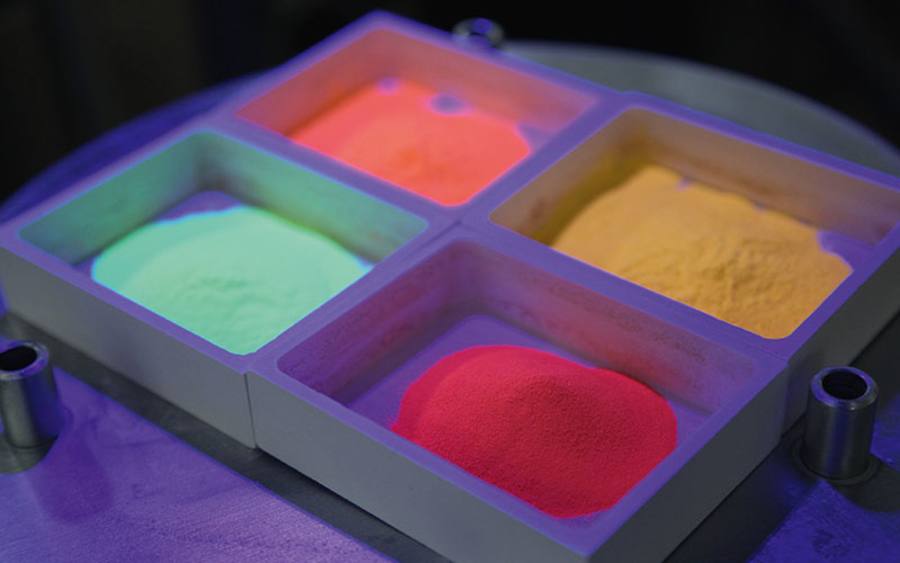 UV-Licht auf Phosphorpulver für LEDs in einem Forschungslabor in Darmstadt