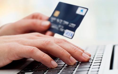 Kreditkartendaten werden per Tastatur eingegeben