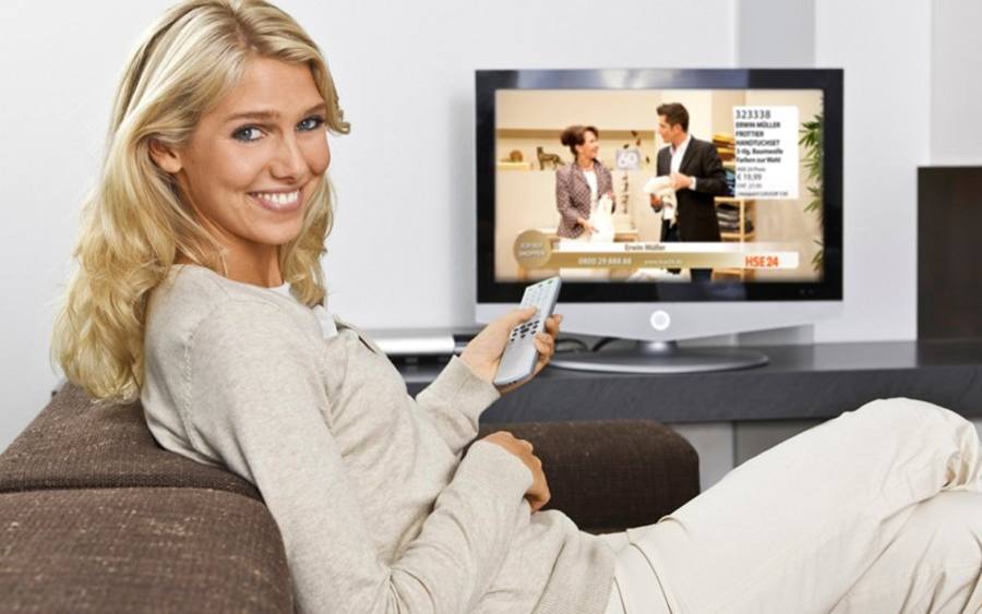 Frau vorm TV, Bildquelle: HSE24