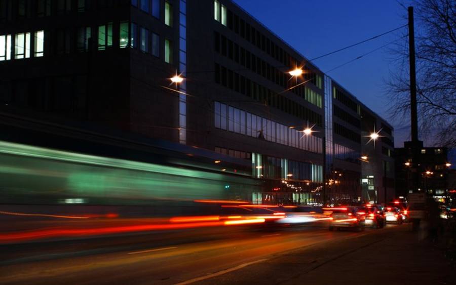 Straßenverkehr, Bildquelle: © Mika Abey/pixelio.de