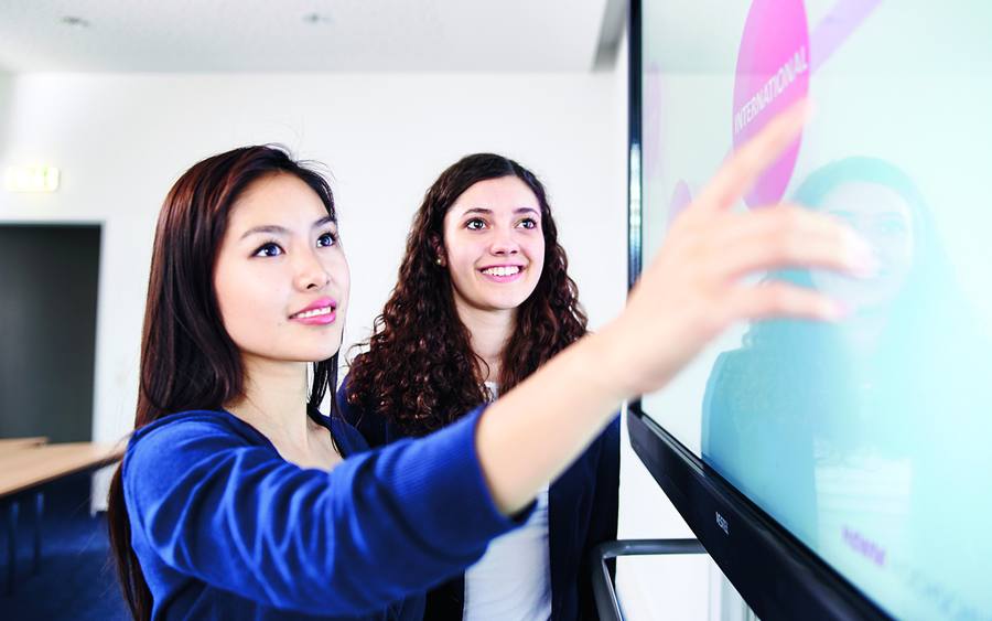HdWM: Studentinnen vor dem Smartboard
