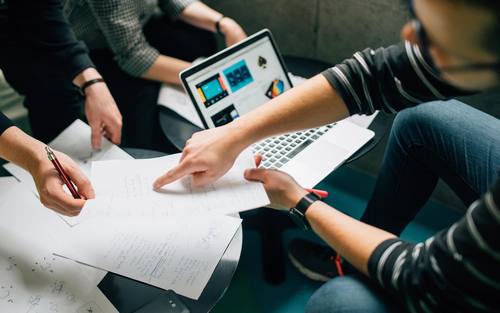 Traditionelle Schulungen sind mit hohen Kosten für Handbücher, Video-Tutorials und externe Trainings verbunden.