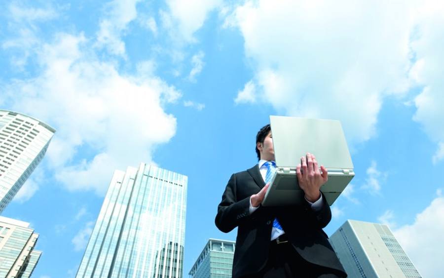 Mann vor Wolkenkratzern, Bildquelle: Thinkstock/iStockphoto