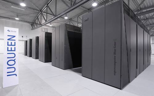 Aufbau der ersten acht Racks von Jülichs neuem Spitzenrechner Juqueen.