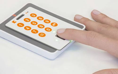 Die GoID Card kommuniziert mit dem Nutzer über visuelle Signale rund um den Fingerabdrucksensor.