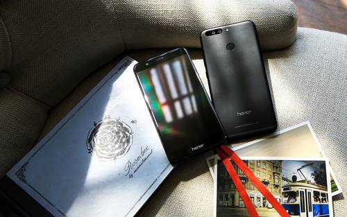 Das Honor 8 Pro wird zu einem Preis von 549 Euro UVP in den Farben Midnight Black, Platinum Gold und Navy Blue Ende April verfügbar sein. 