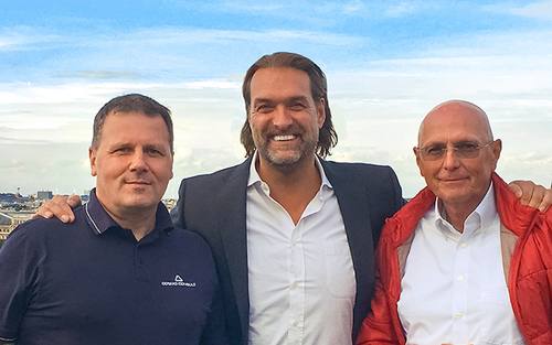 Nach der Vertragsunterzeichnung (von links): Die beiden Cosmo-Consult-Manager Herbert Breitler (CFO) und Uwe Bergmann (CEO) mit Roland Abele, Geschäftsführer der Max-Con Data Science GmbH