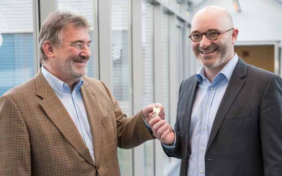 Zur Vorbereitung der Schlüsselübergabe überschrieb Firmengründer Hilmar Wagner (links) seine stimmberechtigten Unternehmensanteile nun auf Sohn Magnus Wagner.