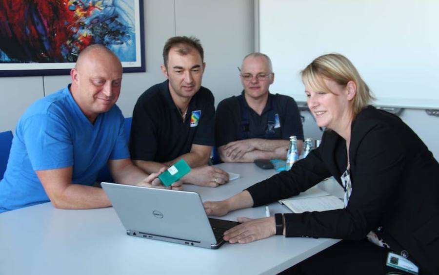 Marion Högg von Karl Mayer bei der Georg + Otto Friedrich GmbH im Gespräch mit Produktionsleiter Walery Albert (2. v. l.) und seinen Mitarbeitern.