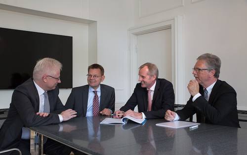 Bei der Vertragsunterzeichnung (von links): Die Materna-Vorstände Michael Knopp und Helmut Binder mit Stefan Rolf und Martin Woyke, den Geschäftsführern der ComConsult Kommunikationstechnik GmbH.