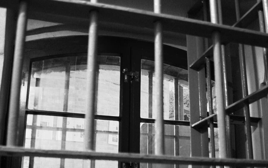 Gefängnisgitter-©Peter Reinäcker-pixelio.de
