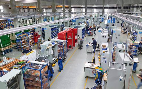 Effizienz ist heute im modernen Steuerungs- und Schaltanlagenbau, wie hier bei Blumenbecker Automatisierungstechnik, gefragter denn je.