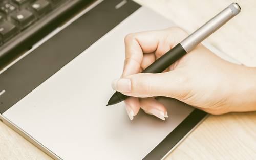 Die Zeitarbeitsfirma Advola erstellt ihre Arbeitnehmerüberlassungsverträge ab sofort digital.