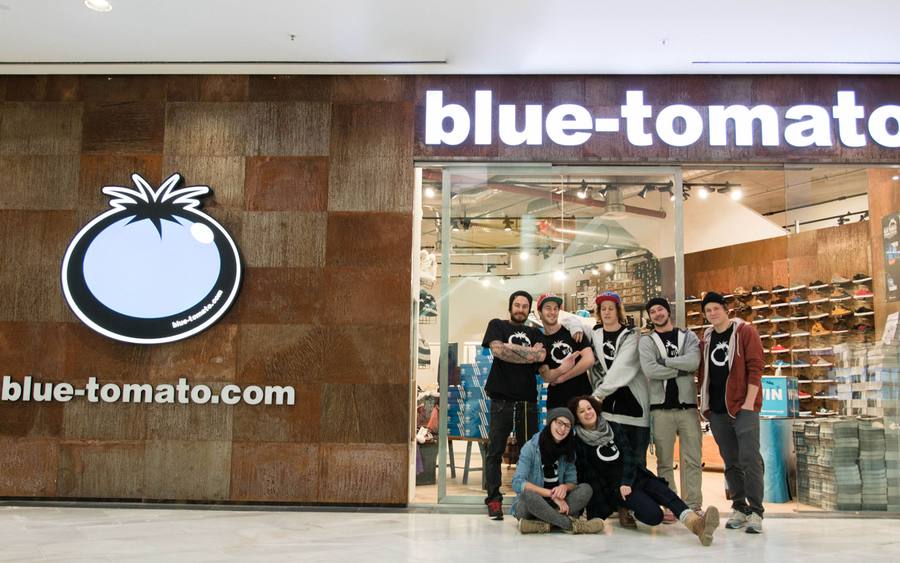 Blue-Tomato-Verkaufsteam vor Filiale