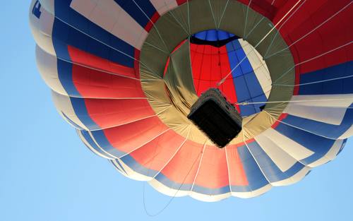 Bunter Heißluftballon fliegt nach oben