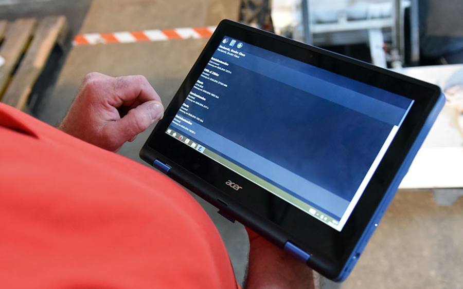 Die Monteure des Unternehmens installieren und warten Blockheizkraftwerke, beispielsweise in Wohnhäusern und Klärwerken.