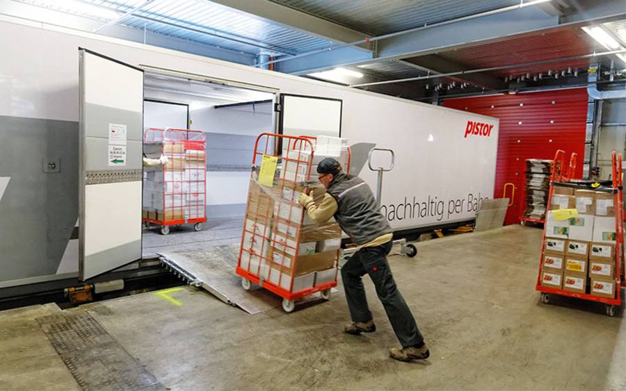 Ein Mitarbeiter bei der Beladung eines Giga-Tiefkühlcontainers.