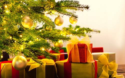 Geschenke unter einem Weihnachtsbaum