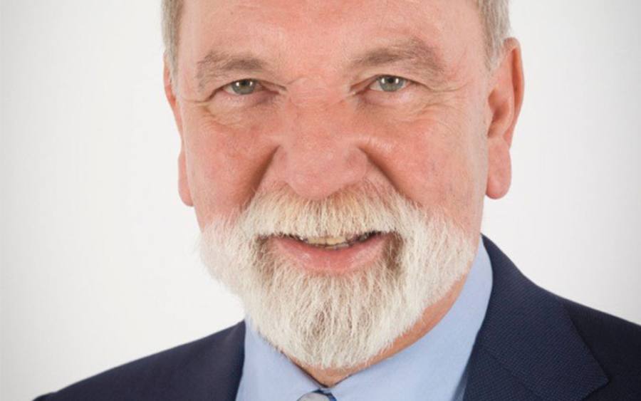 Werner Schmid, Geschäftsführer der Ulmer „Gesellschaft zur Prüfung von Software“, sagt, dass „die gescheiterten Projekte, die wir kennen, meistens an der Vorstellung der Anwender gescheitert sind, die Software müsse das tun, was sie wollen."