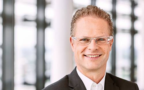 „Wir vernetzen Gegenstände und Maschinen auch dort, wo herkömmlicher Mobilfunk nicht mehr hinkommt: hinter Betonwänden,  im Keller oder in großen Gebäuden“, berichtet Alexander Saul, Geschäftsführer Enterprise bei Vodafone Deutschland.
