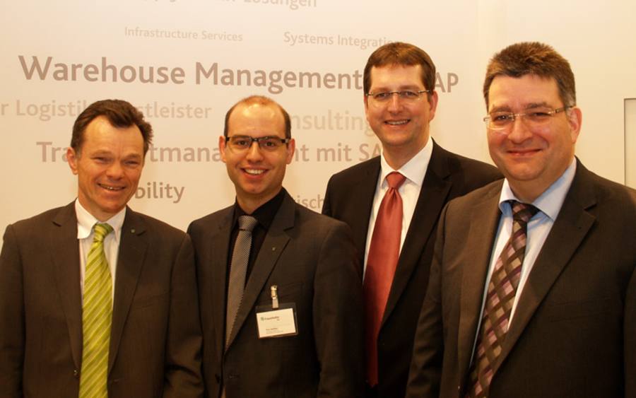 v.l.: <b>Detlef Spee, Tim Geißen</b> (beide Fraunhofer IML), <b>Matthias Martens, Detlef Helms</b> (beide Arvato Systems). 