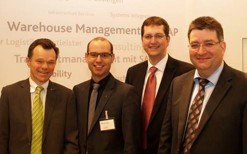 v.l.: <b>Detlef Spee, Tim Geißen</b> (beide Fraunhofer IML), <b>Matthias Martens, Detlef Helms</b> (beide Arvato Systems). 