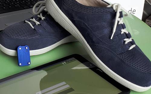 Die speziell angefertigten Schuhe enthalten einen Chip zur Aufnahme und Weitergabe von Daten.