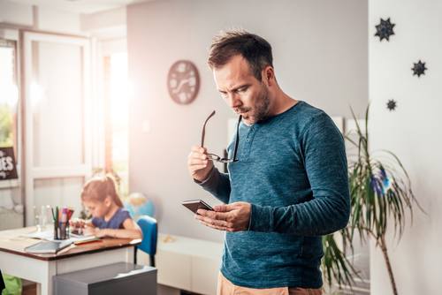 Freiberufler checkt Smartphone
