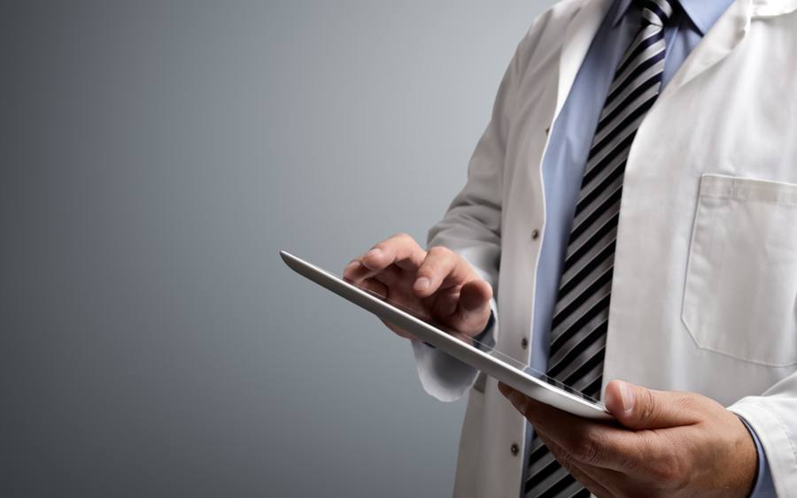 Arzt mit Tablet