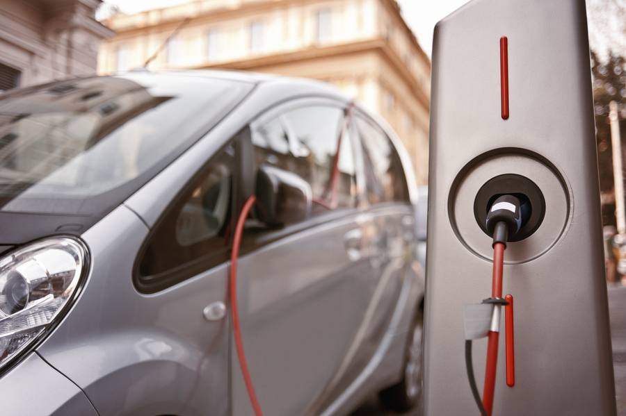 Deutsche Autokonzerne wollen die Elektromobilität vorantreiben und gemeinsam die Infrastruktur der Ladesäulen ausbauen.