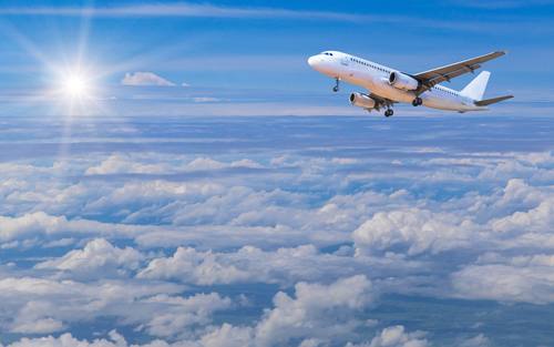 Ab dem Sommer 2018 soll man in LTE-Qualität im Flugzeug surfen können.