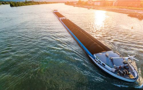 Binnenschifffahrt auf dem Rhein bei Mainz