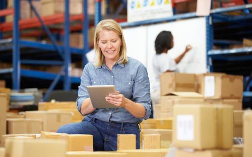 Lageristin bei beim Paketversand