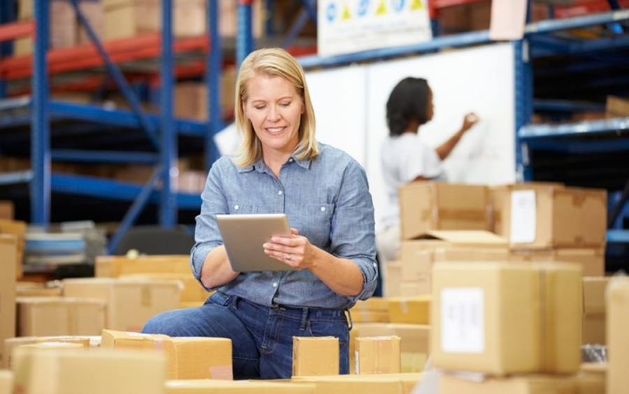 Lageristin bei beim Paketversand