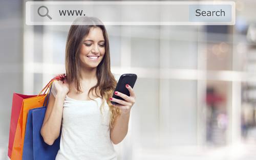 Frau shoppt mit Smartphone