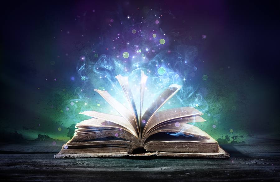 Ein aufgeschlagenes magisches Buch