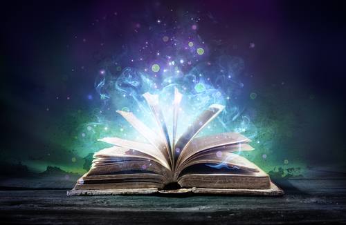 Ein aufgeschlagenes magisches Buch