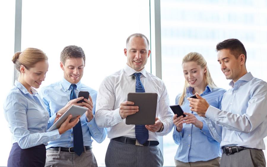 Gruppe mit mobilen Endgeräten