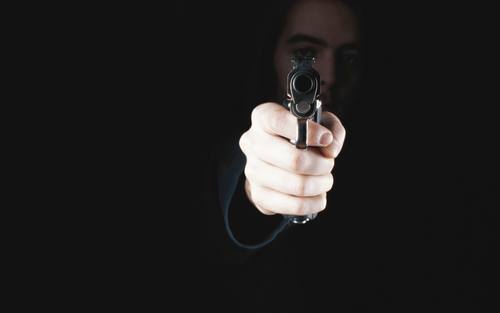 Bedrohung mit Waffe