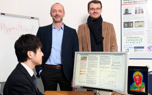Forscher um Professor Dr. Andres Dengel (li.) und Professor Dr. Jochen Kuhn entwickeln ein intelligentes Schulbuch für Tablet und Rechner, das mittels Sensortechnik Blickrichtungen erkennt.