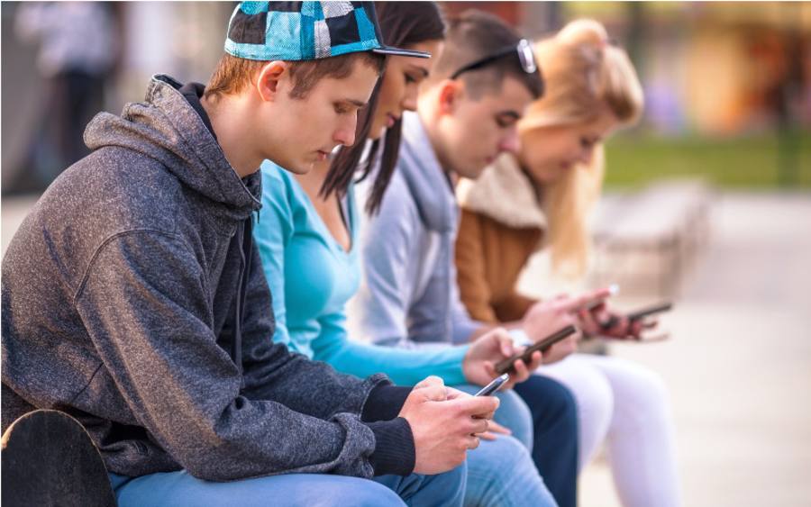 Jugendliche mit Smartphone