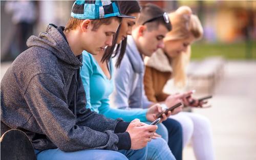 Jugendliche mit Smartphone