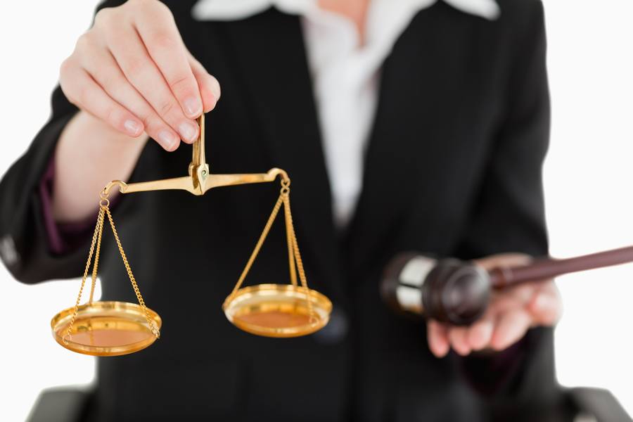 Justitia mit Waage: Travis Kalanick wird verklagt