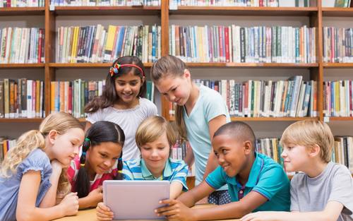 Interaktives Lernen: Schulbuch mit AR-Technologie und 3D-Animation  