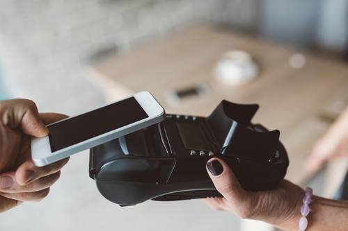 Kontaktloses Bezahlen mit Smartphone und NFC-Terminal